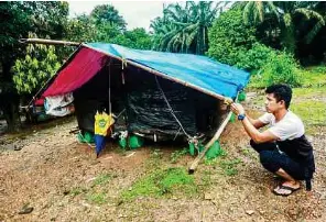  ?? ?? ABDUL Halim membina reban rakit bagi mengelak mengalami kerugian besar berikutan setiap tahun ternakanny­a mati akibat banjir.