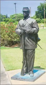  ??  ?? A statue of a Black Union soldier stands in Helena-West Helena’s Freedom Park.