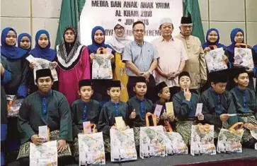  ??  ?? WAN Rasdi (lima dari kanan) bersama penghuni Pertubuhan Anak Yatim Al Khair pada majlis berbuka puasa di Hotel Royale Bintang Seremban.