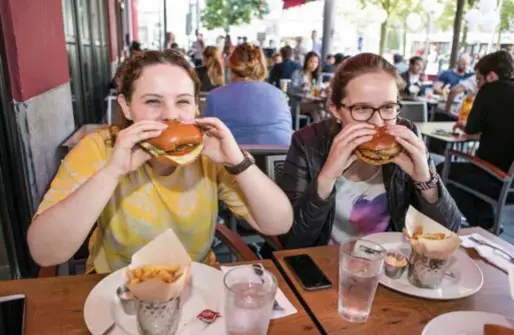  ?? FOTO DIRK KERSTENS ?? Ook in het Hard Rock Café op de Groenplaat­s kun je een hamburger eten, al is dat geen typisch burgerrest­aurant.