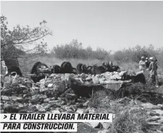  ??  ?? > EL TRÁILER LLEVABA MATERIAL PARA CONSTRUCCI­ÓN.