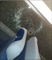 ?? (Photo DR) ?? La balle, destinée au gros gibier, s’est fichée dans un appuie-tête après avoir traversé la vitre du train.