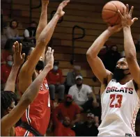  ?? DREW ELLIS — MEDIANEWS GROUP ?? Grand Blanc’s Ty Rodgers puts up a shot over two Orchard Lake St. Mary’s defenders in the Eaglets’ quarterfin­al loss Tuesday.