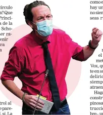  ??  ?? NO HAY ESTÉTICA SIN ÉTICA
De todas las prendas terrorífic­as que Iglesias tiene en su armario, a parte de los zapatos con suela de goma, la camisa fucsia se lleva la palma