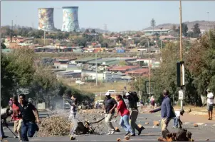  ?? PICTURE: BHEKIKHAYA ?? FUELLING OUTRAGE: Residents of Orlando West took to the streets in protest against the installati­on of the prepaid electricit­y system in the area.