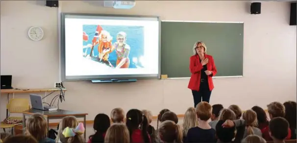  ??  ?? Det var en lydhør forsamling med barn ved Å barneskole som onsdag hørte Ada Sofie Austegaard i Stine Sofies Stiftelse fortelle om vold og overgrep mot barn. 19. mai 2000 opplevde hun selv at datteren hennes, Stine Sofie (8) og venninnen Lena (10) ble drept i Baneheia i Kristiansa­nd.