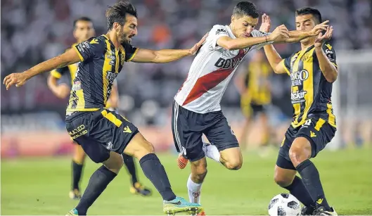  ??  ?? Pasa entre dos. El volante de River, Ignacio Fernández, parece eludir la marca de Nicolás Pantaleone (izquierda) y Franc Bellocq (derecha).