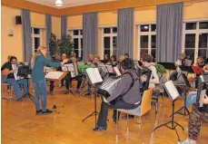  ?? SZ-FOTO: W. WEIH ?? Das Allmending­er Akkordeon-Orchester bei der Probe.