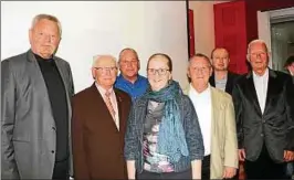  ??  ?? Bürgermeis­ter Bernhard Schönau, Hans Berger, Peter Schöder, Dagmar Kleemann, Fred Jakob, Ingo Günther und Olaf Deja (von links). Foto: Michael Fiegle