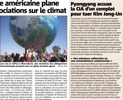  ?? (Photo AFP) ?? Lors de la COP à Marrakech, des membres des délégation­s internatio­nales jouaient avec un globe terrestre géant.