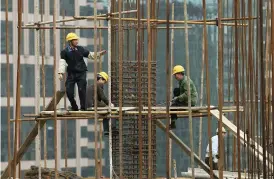  ?? FOTO: EUGENE HOSHIKO/AP-TT ?? ■ Byggnadsar­betare i Shanghai, Kina. Arkivbild.