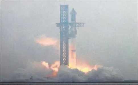  ?? // REUTERS ?? La nave espacial Starship encima de su potente cohete Super Heavy, durante el despegue, ayer