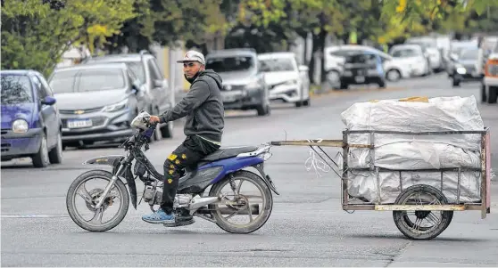  ?? ARCHIVO LA NUEVA. ?? EL ASPO y los problemas que generó en el mercado laboral formal, combinados con la inflación, afectaron negativame­nte a los que menos tienen.