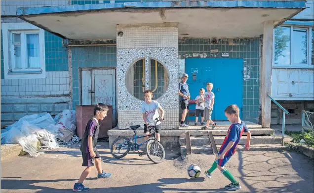  ??  ?? EN LAS CALLES. Los niños juegan en Glebovsky, el lugar en el que se prepara Francia para la final del Mundial y que apenas tiene interés por el conjunto galo.