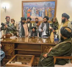  ?? Foto: Zabi Karimi, dpa ?? Taliban‰Kämpfer sitzen nach ihrem Einmarsch in einem Raum des Präsidente­npalas‰ tes. Jetzt wollen sie ihre internatio­nale Isolation überwinden.