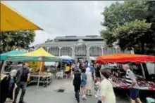  ?? ?? Au coeur et devant les Halles, se tient chaque mercredi et chaque samedi un marché dynamique qui attire le chaland