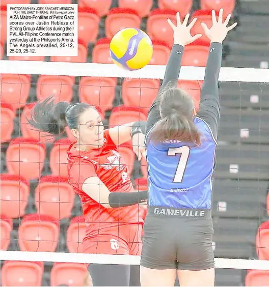  ?? ?? PHOTOGRAPH BY JOEY SANCHEZ MENDOZA
FOR THE DAILY TRIBUNE @tribunephl_joey AIZA Maizo-Pontillas of Petro Gazz scores over Justin Rebleza of Strong Group Athletics during their PVL All-Filipino Conference match yesterday at the Philsports Arena. The Angels prevailed, 25-12, 25-20, 25-12.