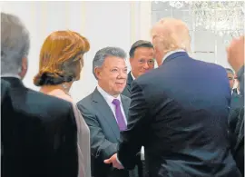 ??  ?? ANTES DE LA CENA, se estrechan las manos los presidente­s de Colombia, Juan Manuel Santos, y de Estados Unidos, Donald Trump, quienes se encontraro­n, ayer, en Nueva York.