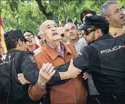  ?? DANIEL OCHOA DE OLZA / AP ?? La Policía contiene a los ultras que ayer se concentrar­on en Madrid