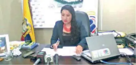  ??  ?? FUNCIONARI­A. Mireya Muñoz, directora del CNE en Zamora Chinchipe.