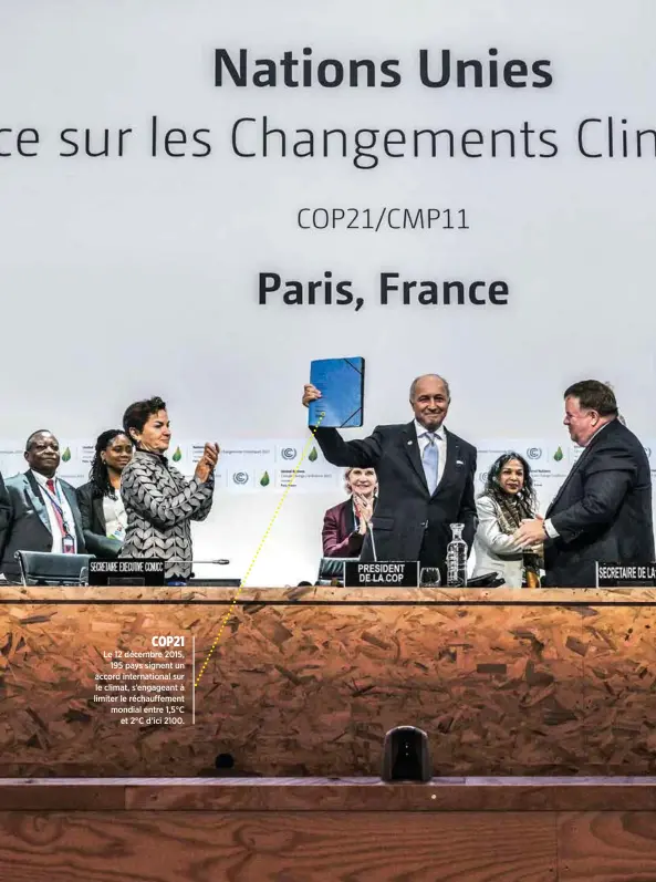  ??  ?? Le 12 décembre 2015, 195 pays signent un accord internatio­nal sur le climat, s’engageant à limiter le réchauffem­ent mondial entre 1,5°C et 2°C d’ici 2100.