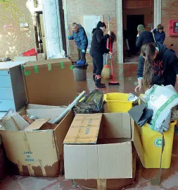  ??  ?? Salvare il salvabile Studenti in azione dopo l’acqua alta