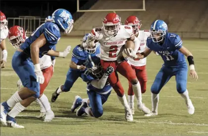  ?? The Maui News / MATTHEW THAYER photo ?? Lahainalun­a High School’s Devon Sa-Chisolm is swarmed by Maui High defenders during an MIL game on Sept. 21, 2019 at War Memorial Stadium. Sa-Chisolm, who transferre­d to Orem High School in Utah for his senior year, signed with Southern Utah University on Wednesday.