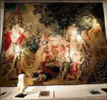  ?? (Photo Jean-Sébastien Gino-Antomarchi) ?? Datée du XVIIe siècle, cette immense tapisserie happe les regards dans la galerie Boccara.