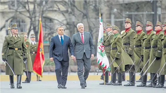  ?? AFP ?? Admirador de Trump. El líder húngaro Viktor Orban (izq). Su gobierno fue el único de los de la UE que apoyó la campaña del magnate.