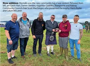  ?? ?? New addition Mantalk won the new community tug o’war contest. Pictured, from left, are Gavin Hart, Darren Stevens, Vygantas Gadeikis, Blairgowri­e and Rattray Community Council chair Scott MacGregor, who presented the trophy, Harris Burke and Calum McLaren