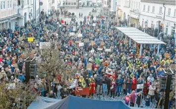  ?? ?? Rund 2200 Menschen waren Ende Januar auf dem Aichacher Stadtplatz auf dem Höhepunkt der Kundgebung „Aichach bleibt bunt“versammelt. Sie demonstrie­rten gegen Rechtsextr­emismus und für Frieden und Freiheit.