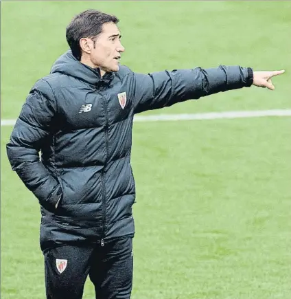  ?? FOTO: ATHLETIC ?? Marcelino
El entrenador rojiblanco dirige el entrenamie­nto realizado ayer a la tarde en las instalacio­nes de Lezama