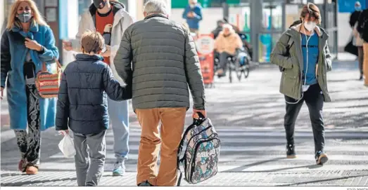  ?? JESÚS MARÍN ?? Un abuelo acompaña a su nieto en el regreso al colegio tras las vacaciones de Navidad.