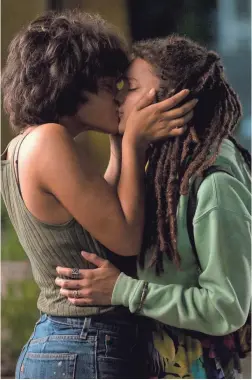  ?? ERIC LIN ?? In “Hearts Beat Loud,” in theaters now, the romance between Sam (Kiersey Clemons, left) and Rose (Sasha Lane) is no big deal.