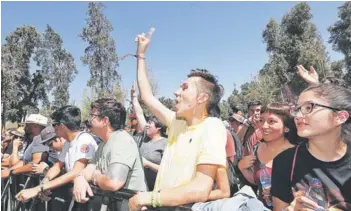  ??  ?? ► Estos son los fans que aguantaron doce horas al grupo al borde del escenario.