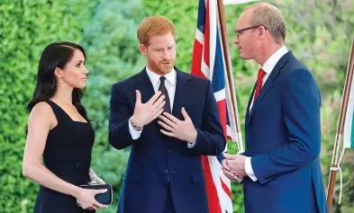  ??  ?? Lots to discuss: Meghan Markle and husband Prince Harry meet Tánaiste Simon Coveney