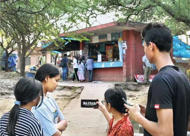  ?? SUSHIL KUMAR VERMA ?? Students of Jawaharlal Nehru University watch the trailer of Bastar: The Naxal Story, a controvers­ial Hindi film that released in March this year, on a mobile phone.