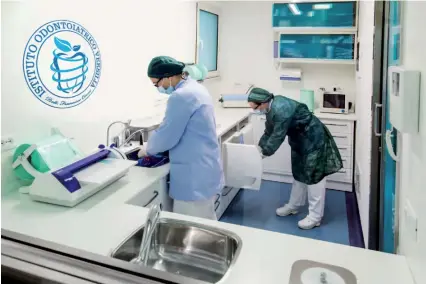  ??  ?? Vanto della struttura è sicurament­e la sala di sterilizza­zione degli strumenti, con tre apparecchi ad hoc, dove il materiale viene ogni volta imbustato sterile in appositi kit tracciati su un registro di sterilizza­zione avvenuta