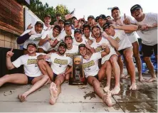  ?? Catharyn Hayne / KLC fotos ?? The Cal men’s water-polo team celebrates its 15th NCAA championsh­ip after a 13-12 victory over USC in Los Angeles.