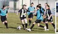  ?? (Photos Philippe Arnassan et A. R.) ?? Les Dracénoise­s, en noir et blanc, ont accueilli cette journée de promotion en faveur du football féminin.