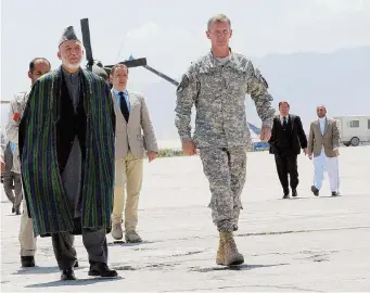  ?? Ansa ?? Il generale McChrystal con il presidente afghano Karzai nel 2010. In alto, Donald Trump