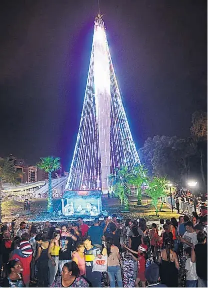  ?? (JAVIER FERREYRA) ?? Arbolazo de Navidad. La estrella toca los 100 metros de altura. Es uno de los más grandes del país.