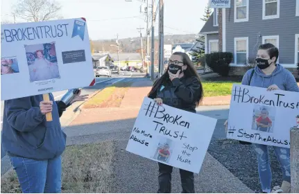  ?? FRANCIS CAMPBELL • THE CHRONICLE HERALD ?? People protesting alleged abuses by dentist Errol Gaum hold up signs along Bedford Highway in front of the dental clinic Saturday morning.