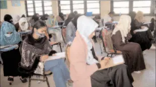  ?? -INP ?? HYDERABAD: Students solving their paper during Pre-Admission Entry Test, organized by Sindh Agricultur­e University Tando Jam, at Public School Hyderabad.