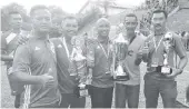  ??  ?? PARA pengurus dan jurulatih Penjara Sabah bersama piala yang dimenangi.