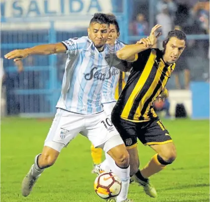  ?? REUTERS ?? El juego. Gervasio Núñez frena a Maxi Rodríguez. Atlético ganó el partido que tenía que ganar.