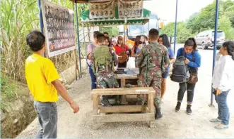  ?? (Mindanao Examiner Photo) ?? Army soldiers inspect baggages of civilians entering Davao as part of security in the bustling city in southern Philippine­s.