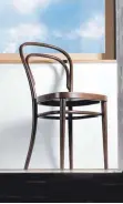  ?? FOTO: THONET ?? Der minimalist­ische Kaffeehaus­stuhl 214 von Thonet besteht aus nur sechs Bauteilen.