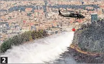  ?? ?? 2 2. Aire. Un helicópter­o del Ejército descargar agua sobre un área encendida.