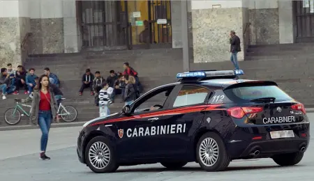  ??  ?? Controlli I carabinier­i in Piazza VIttoria, uno dei ritrovi del centro dove si sarebbe sviluppata sabato l’ultima rissa (LaPresse)